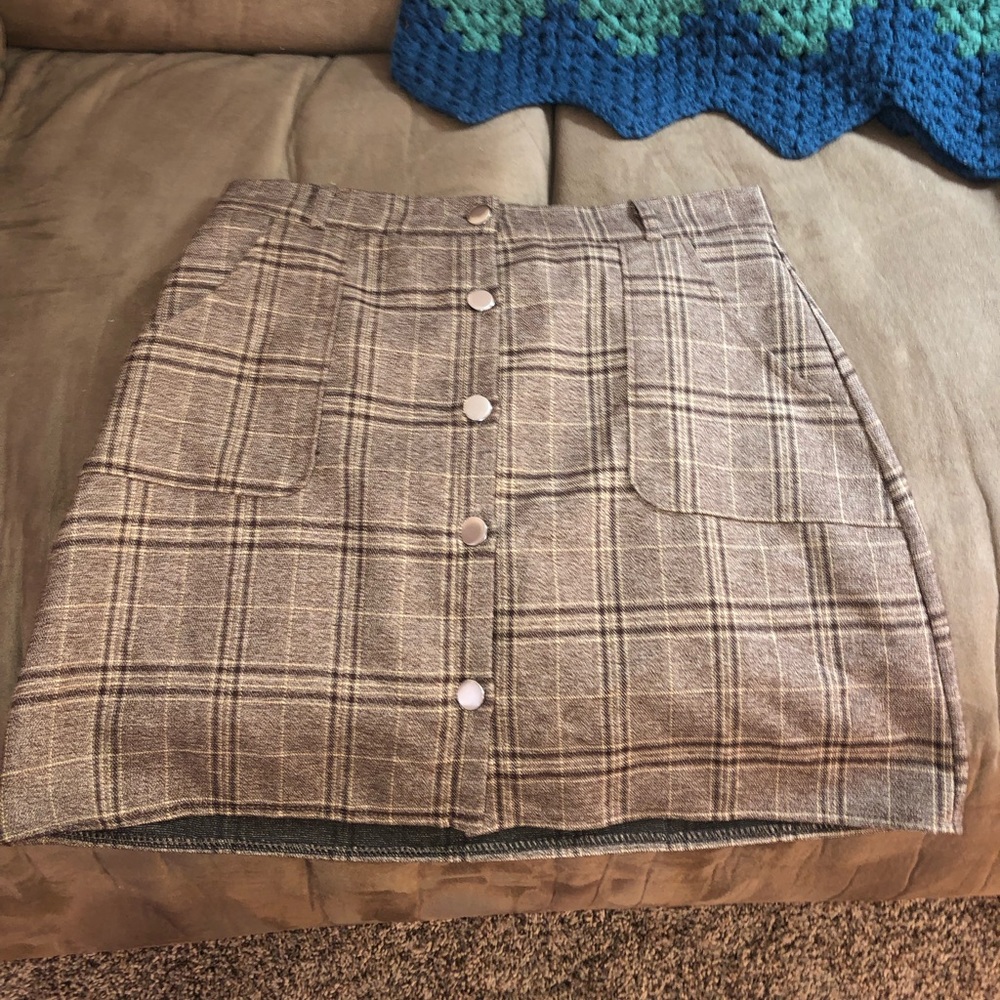 Size Large skirt ( fits like a medium)